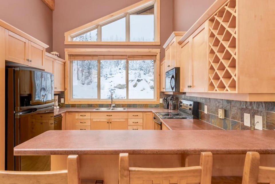 Kitchen or kitchenette, Dining area, Mountain view