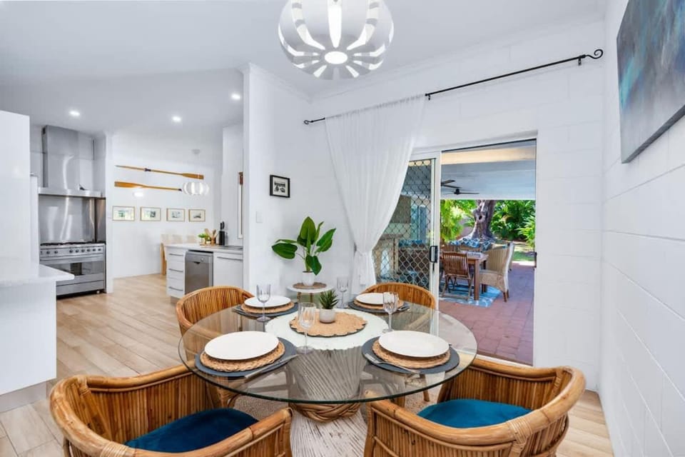 Kitchen or kitchenette, Seating area, Dining area