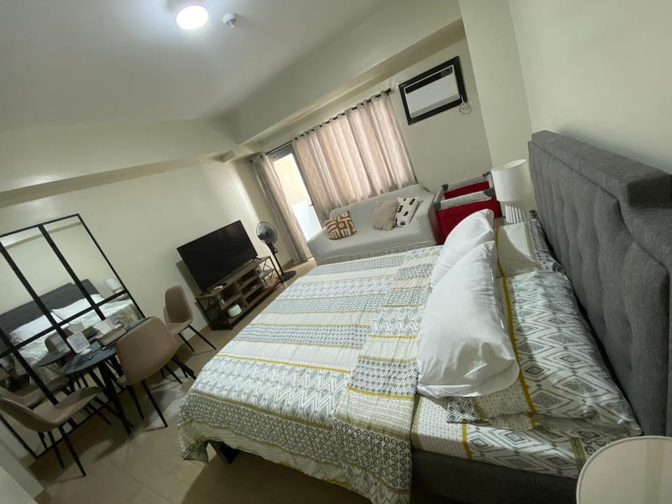 TV and multimedia, Living room, Photo of the whole room, Seating area, Bedroom