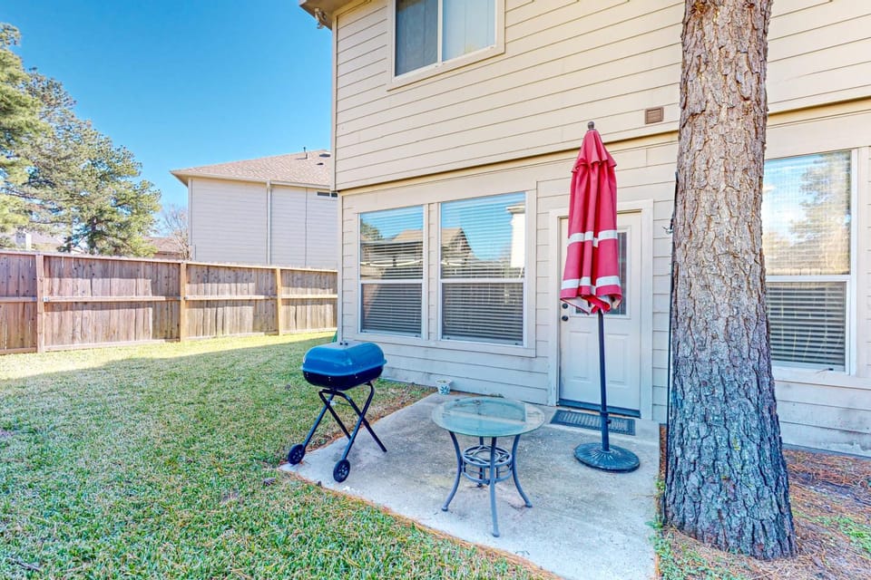 3 Mi to Downtown Conroe: Updated Townhome w/ Yard House in Conroe