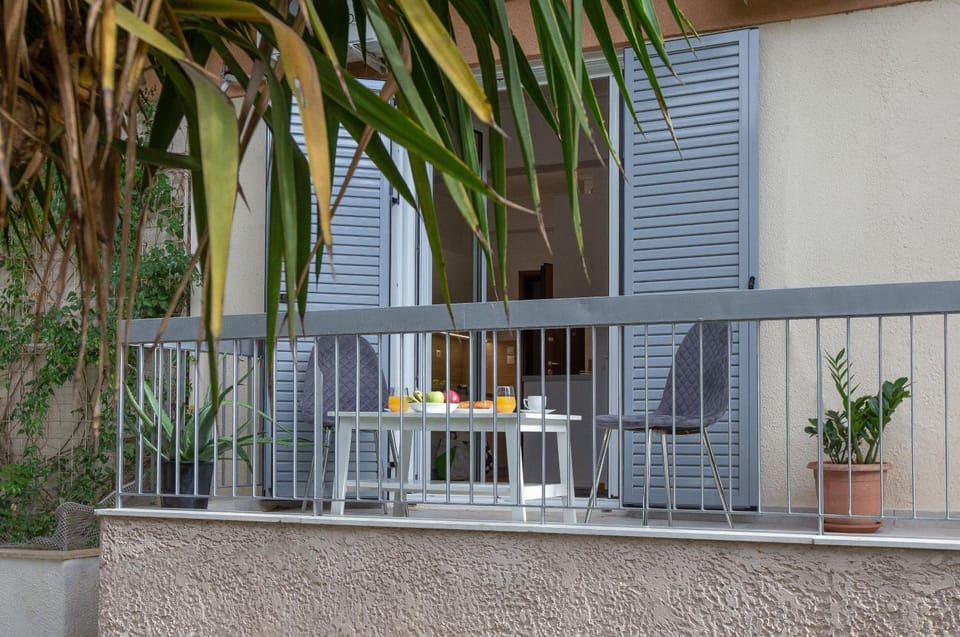 Property building, Patio, Balcony/Terrace