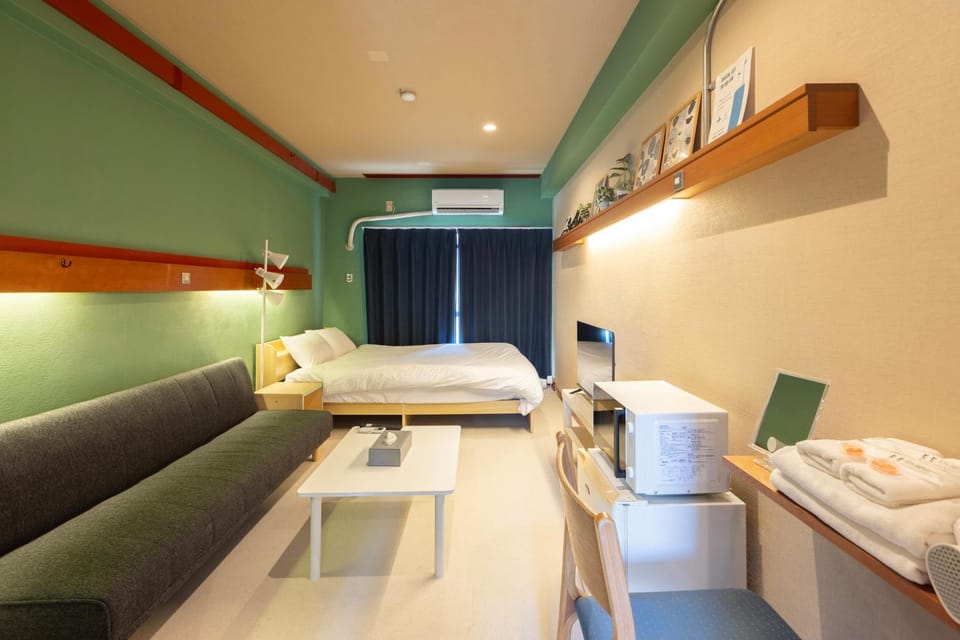 Bed, TV and multimedia, Living room, Photo of the whole room, Seating area, Bedroom, towels, air conditioner