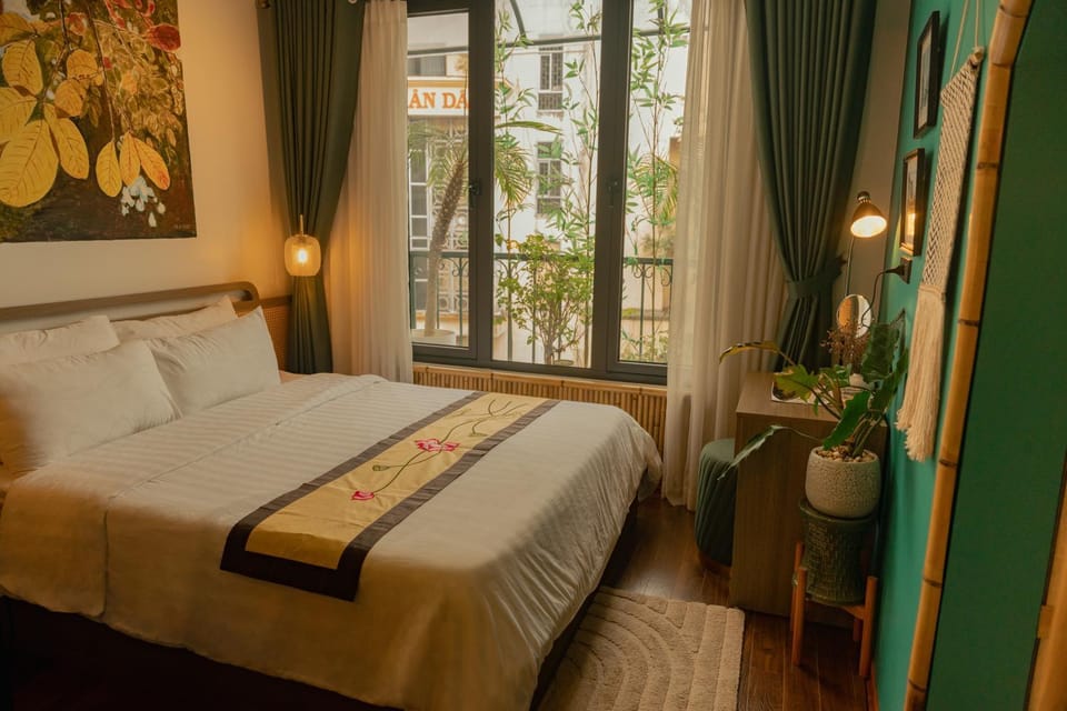 Bed, Day, Decorative detail, Seating area, Bedroom, City view, Landmark view, Street view