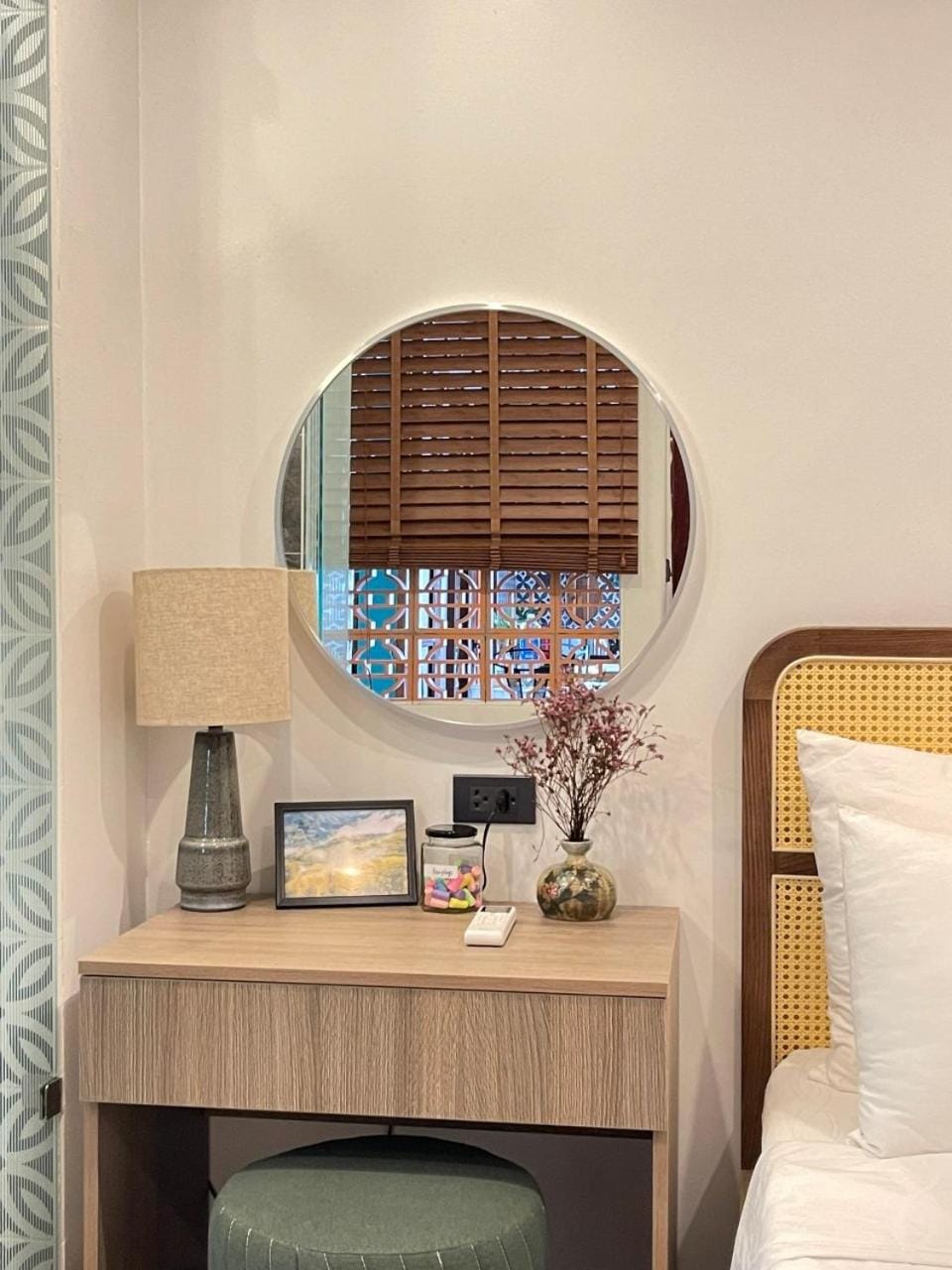 Bed, Decorative detail, Seating area, Bedroom