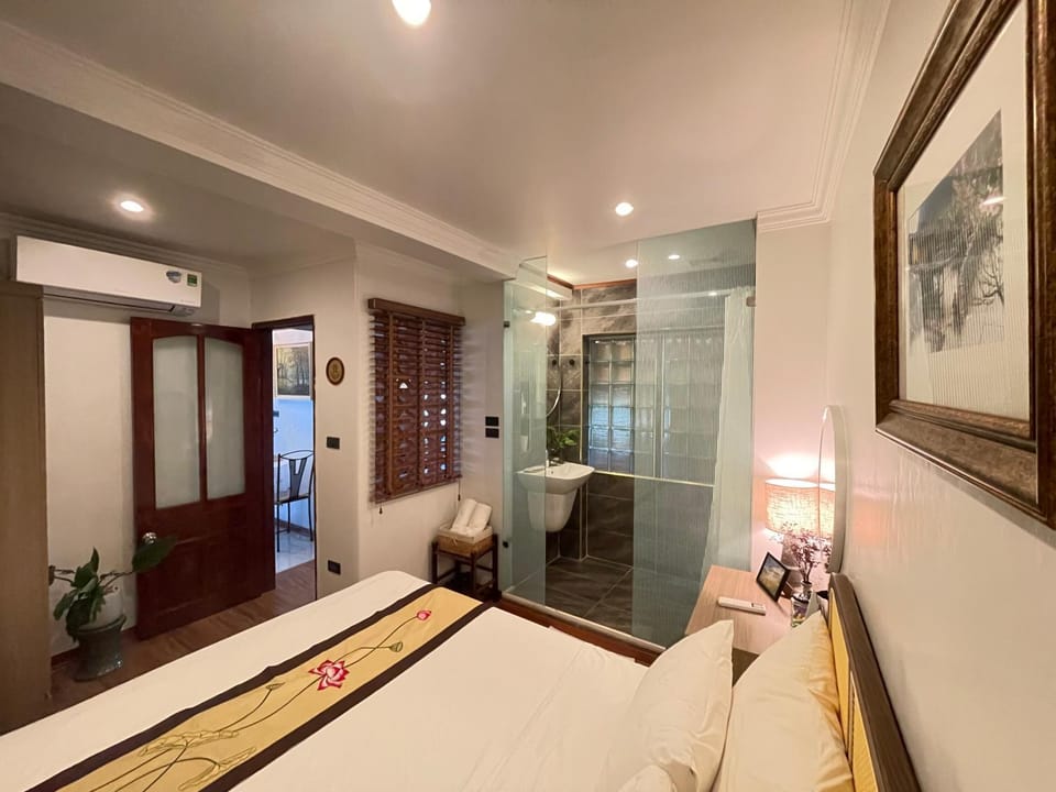 Bed, Bathroom, Photo of the whole room, Bedroom, towels, air conditioner