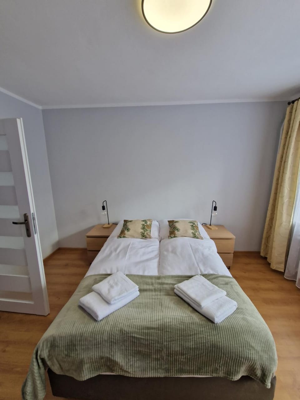 Bed, Photo of the whole room, Bedroom, towels