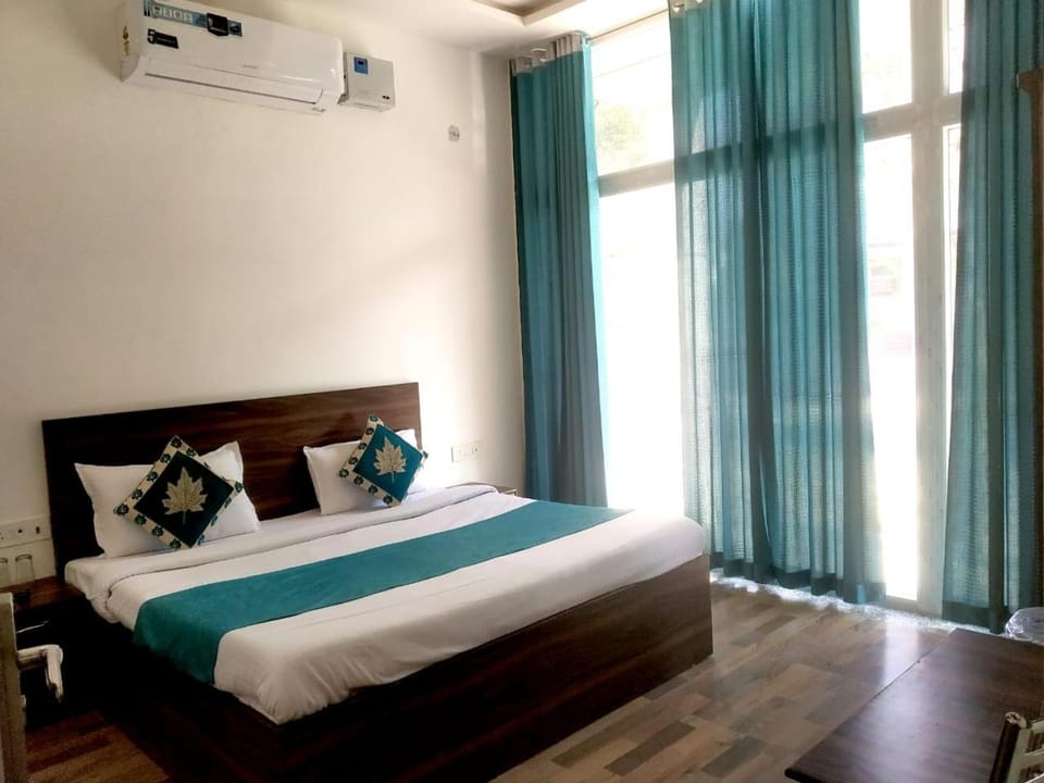 Bed, air conditioner