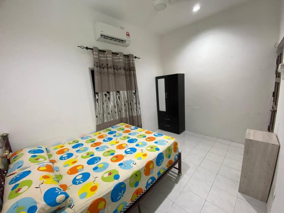 Bedroom, wardrobe, air conditioner