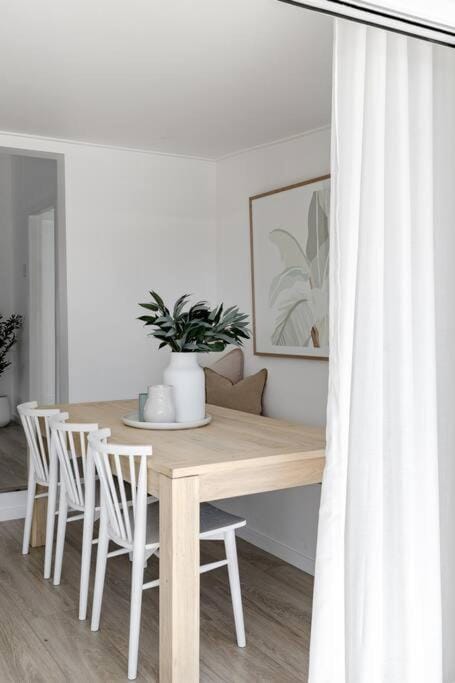 Seating area, Dining area