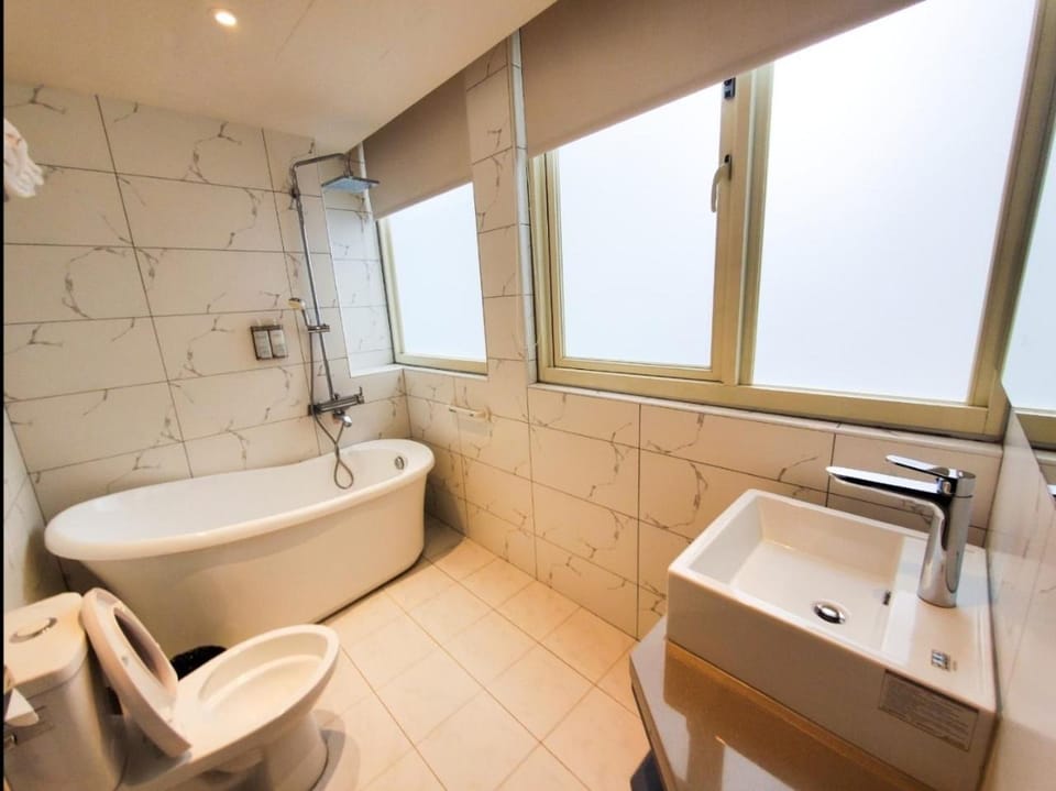 Shower, Toilet, Bathroom, Bath