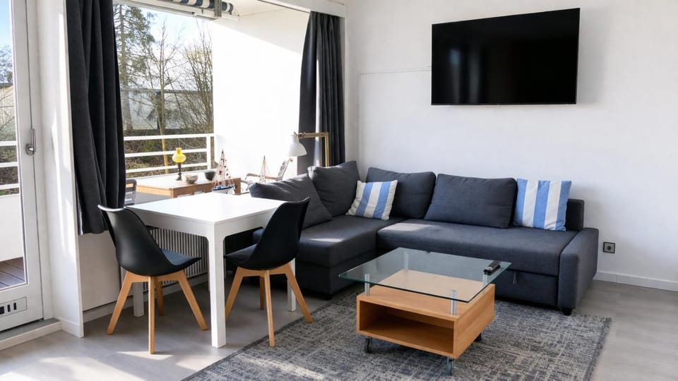 Communal lounge/ TV room, TV and multimedia, Living room, Seating area, Dining area, Evening entertainment