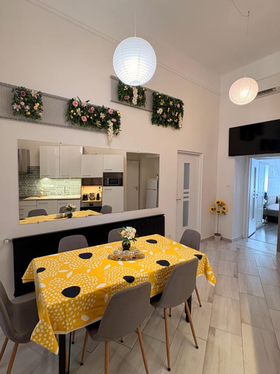 Dining area, kitchen