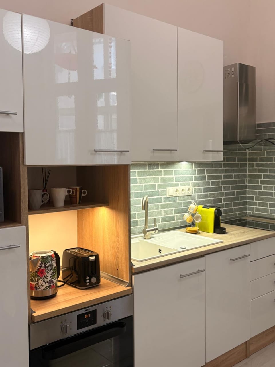 Coffee/tea facilities, microwave, oven, stove, toaster, kitchen