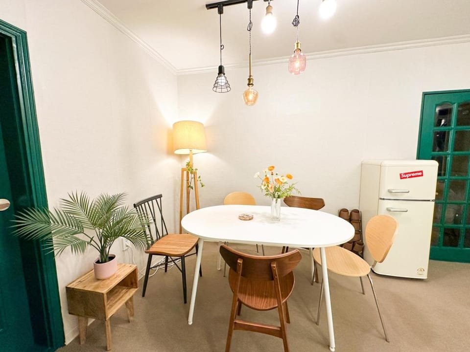 Kitchen or kitchenette, Living room, Seating area, Dining area