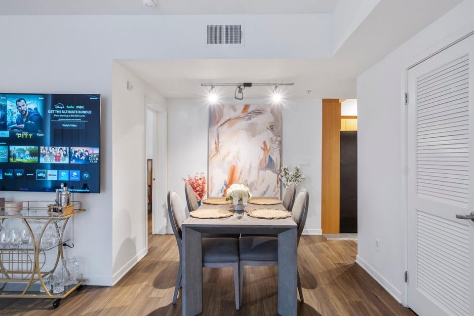 2 Santa Monica Beach Walking Apartment in Santa Monica