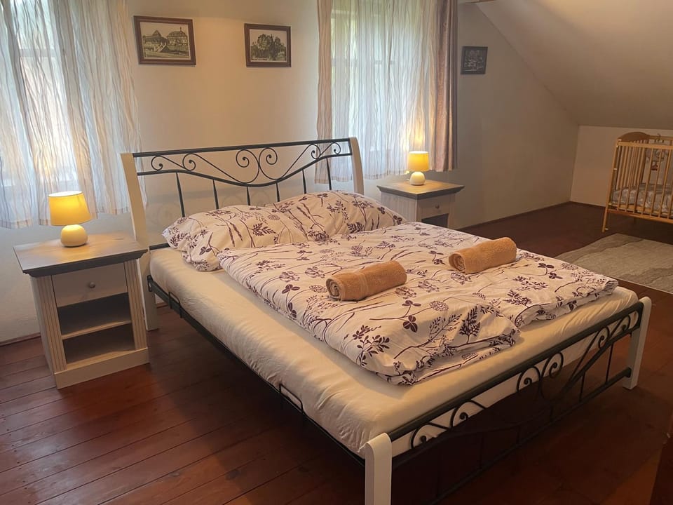 Bed, cot, towels