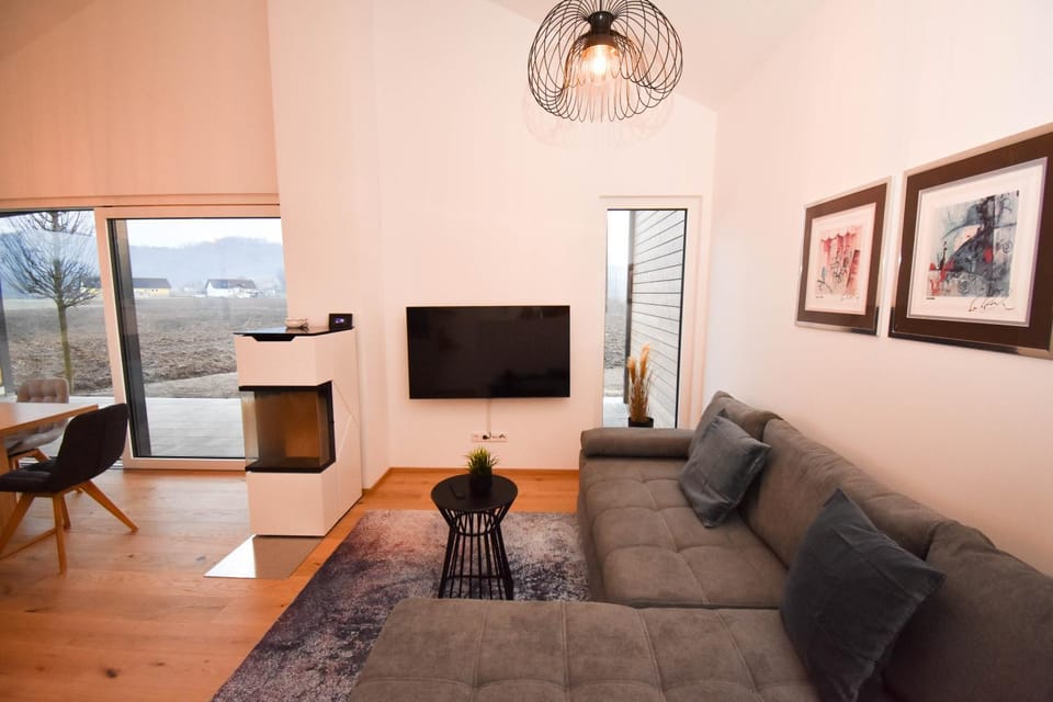 Communal lounge/ TV room, TV and multimedia, Living room, Seating area, Evening entertainment