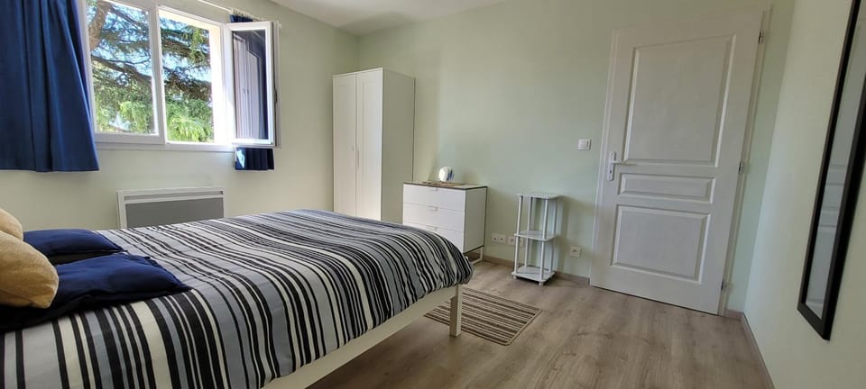 Photo of the whole room, Bedroom, internet, wardrobe