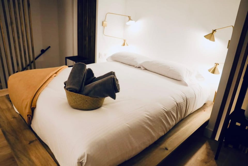 Bedroom, towels