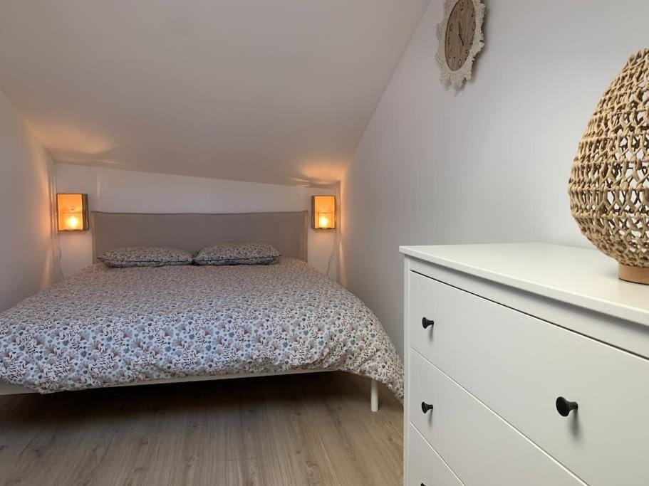 Bed, Photo of the whole room, Bedroom, wardrobe