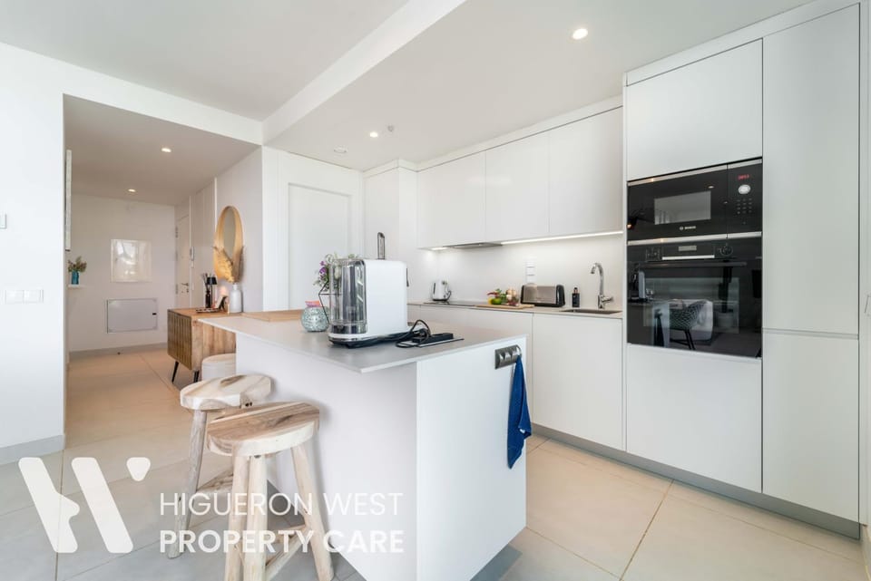 Coffee/tea facilities, Kitchen or kitchenette, dishwasher, oven, stove