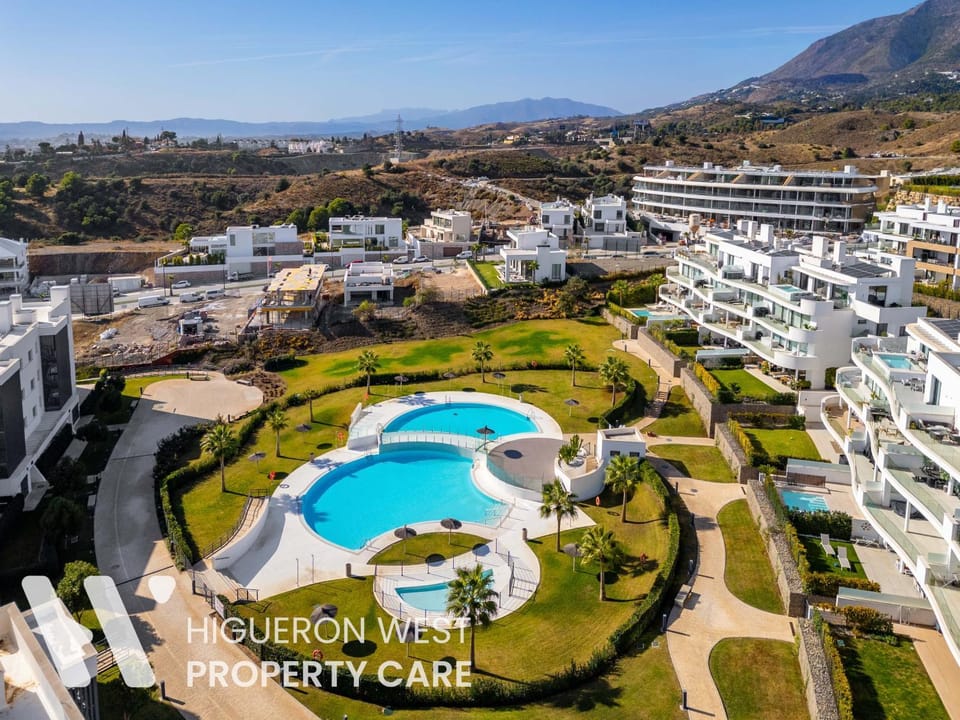 Property building, Bird's eye view, Swimming pool, Location