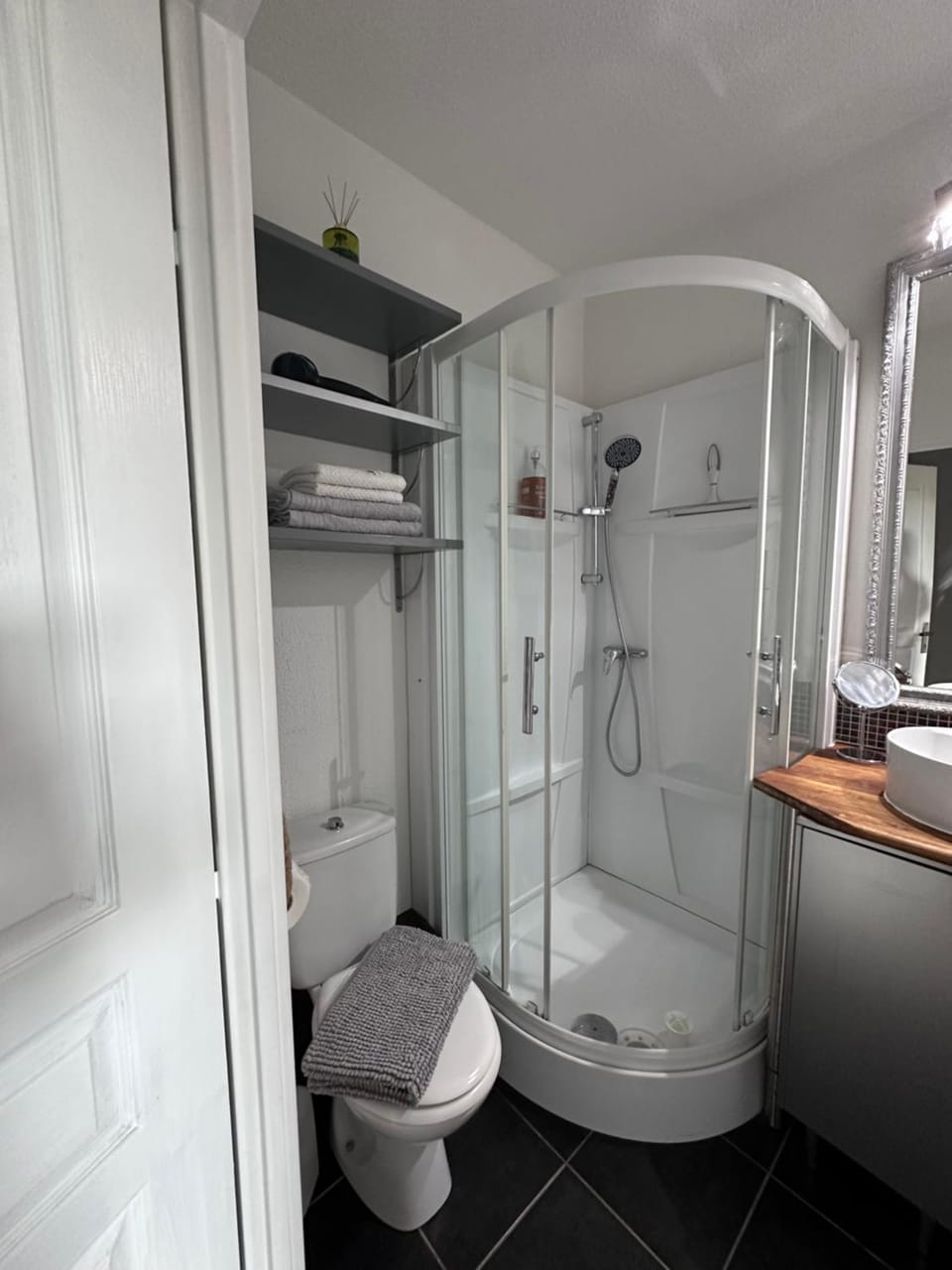 Shower, Toilet, Bathroom, towels
