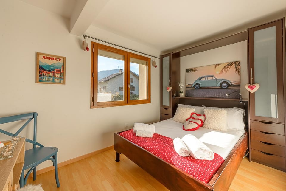 Photo of the whole room, Bedroom