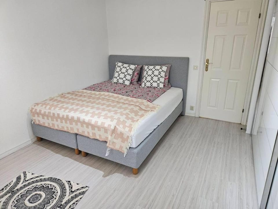 3Br House Sleeps 7 with Balcony-Garden-Bbq-FreeP House in Malmo