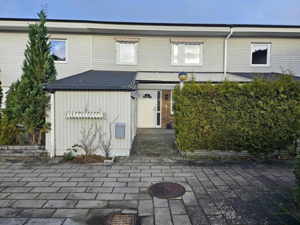 Property building, Day, Garden
