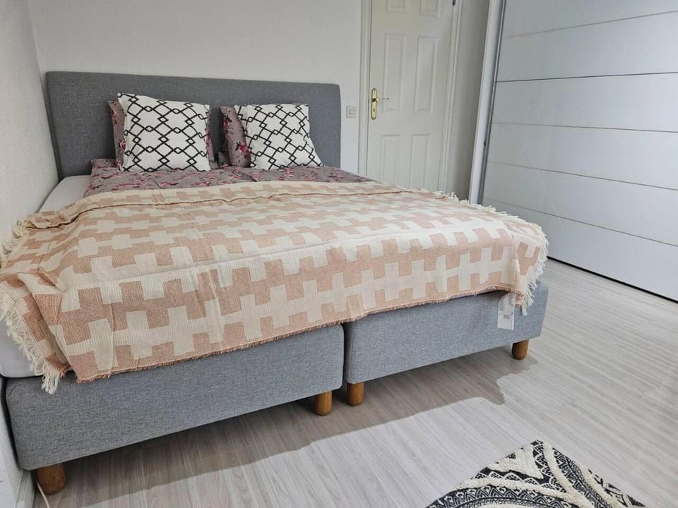 3Br House Sleeps 7 with Balcony-Garden-Bbq-FreeP House in Malmo