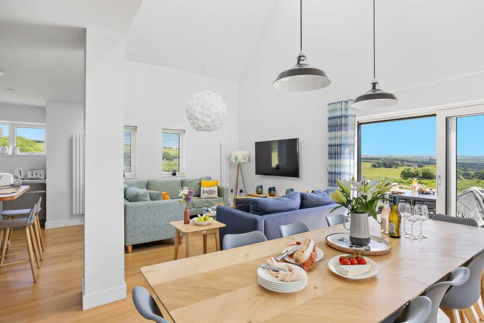 TV and multimedia, Living room, Seating area, Dining area