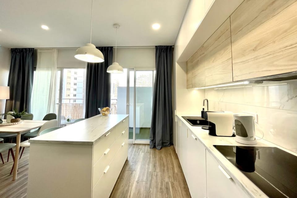 Coffee/tea facilities, Kitchen or kitchenette, Dining area, stove
