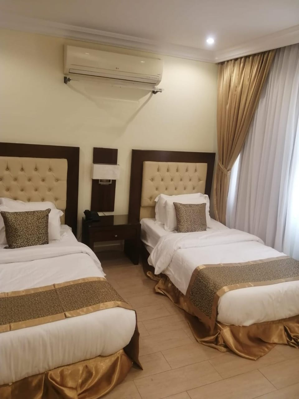 Bed, Photo of the whole room, Bedroom, air conditioner