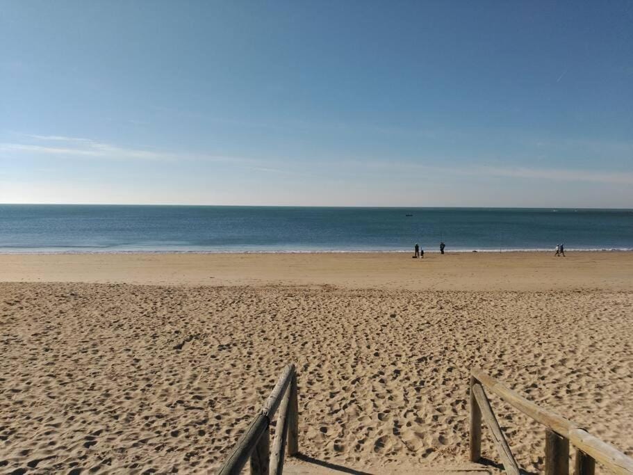 Piscina y garaje a 300 m de playa OJO VER CORREO NO DESEADO SI NO LLEGA RESPUESTA Apartment in Rota