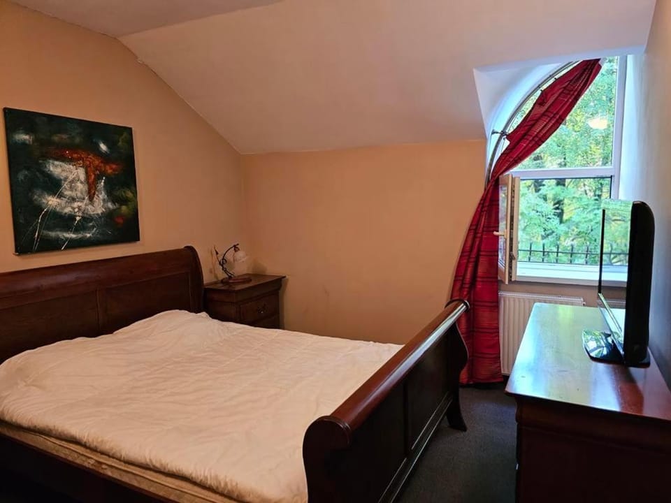 Bed, TV and multimedia, Photo of the whole room, Bedroom, hair dresser