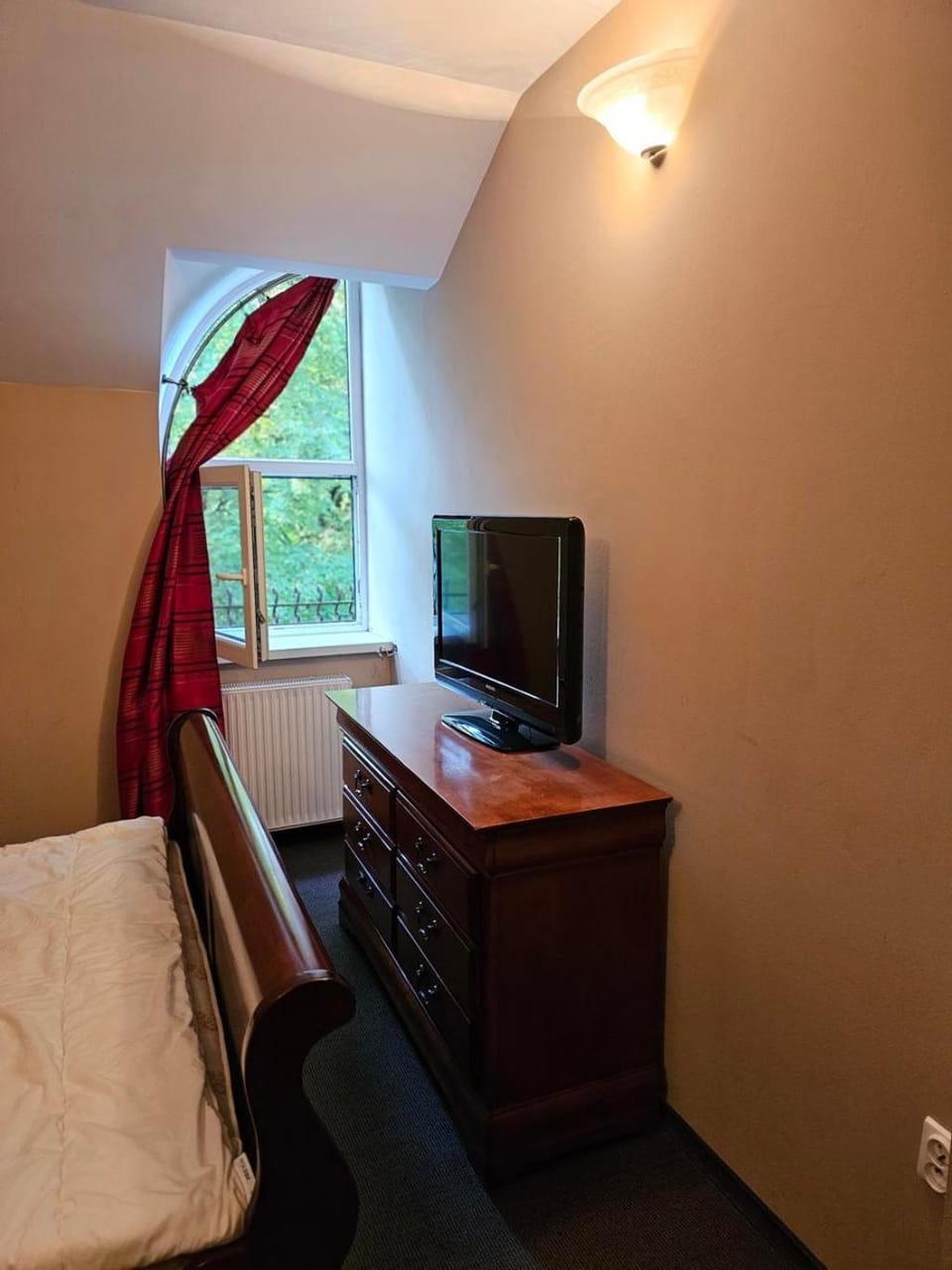 Bed, TV and multimedia, Photo of the whole room, Bedroom, hair dresser