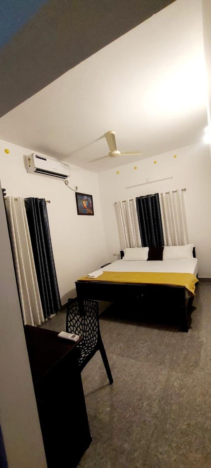 Bed, Photo of the whole room, Bedroom, air conditioner
