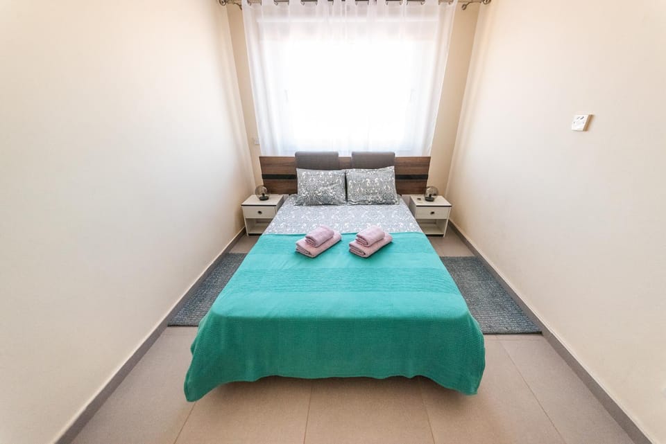 Photo of the whole room, Bedroom, towels