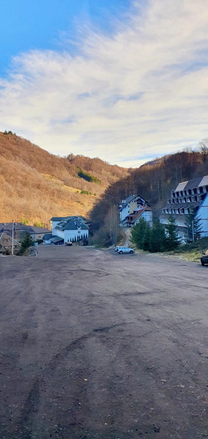 Day, Neighbourhood, Natural landscape, Mountain view, Parking