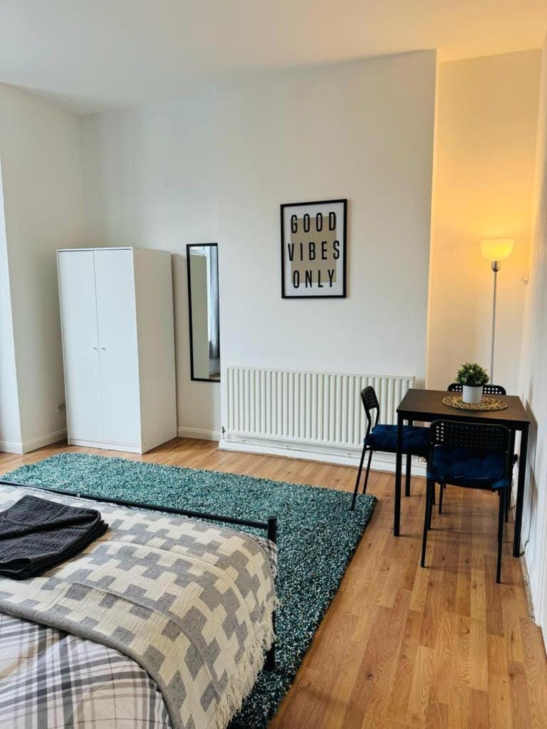 Bed, Photo of the whole room, Dining area, Bedroom, internet, wardrobe