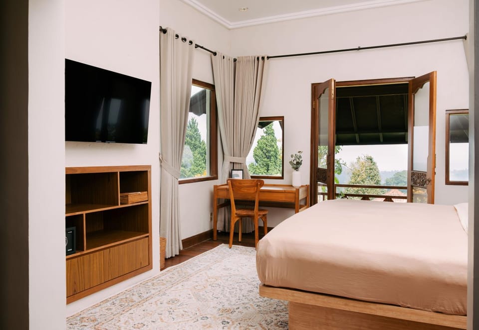 Bed, TV and multimedia, Bedroom