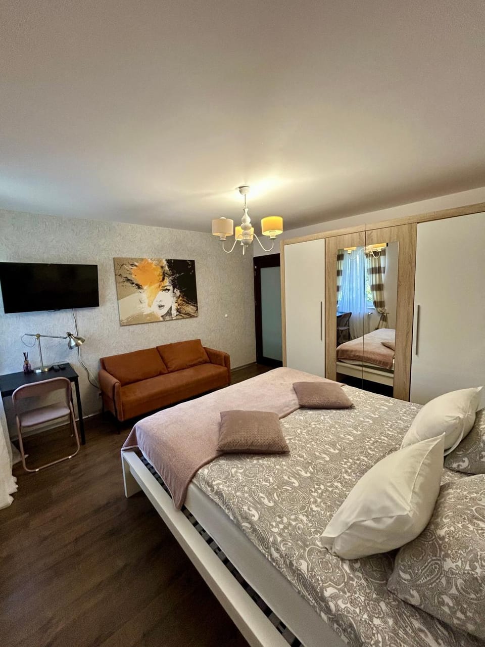 Bed, TV and multimedia, Living room, Photo of the whole room, Seating area, Bedroom