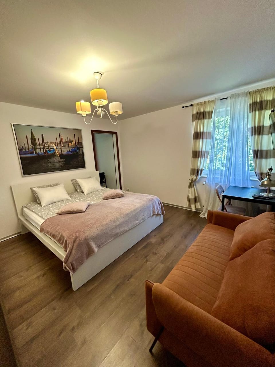 Bed, Living room, Photo of the whole room, Seating area, Bedroom
