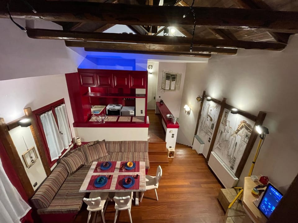 Kitchen or kitchenette, Living room, Seating area, Dining area
