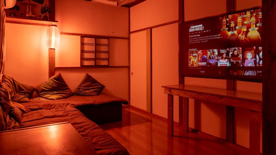 Communal lounge/ TV room, TV and multimedia, Living room, Seating area, Evening entertainment, Bedroom