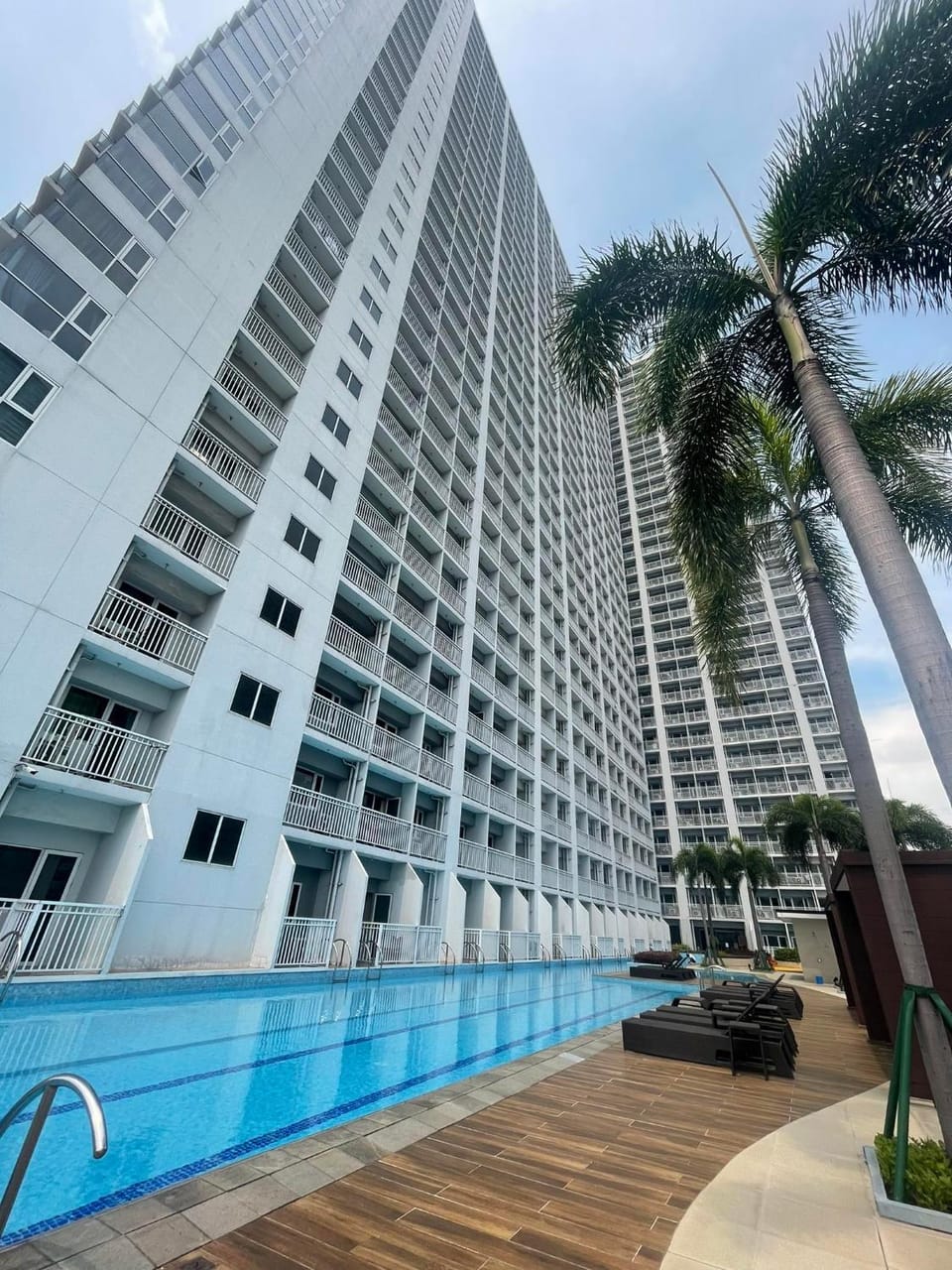 Property building, Day, Pool view, Swimming pool