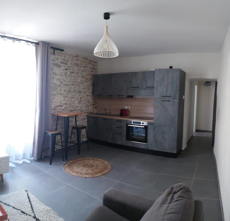 Kitchen or kitchenette, Dining area, minibar, stove