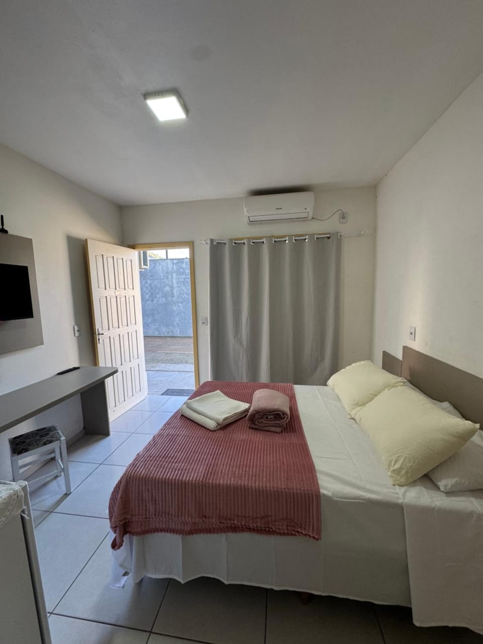 Bed, TV and multimedia, Photo of the whole room, Bedroom