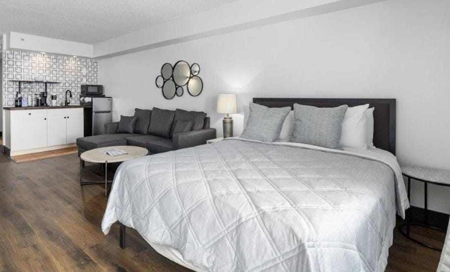 Direct Ocean Front Queen Suite! Sea Mist Resort 21006 - Perfect for 2 guests! House in Myrtle Beach